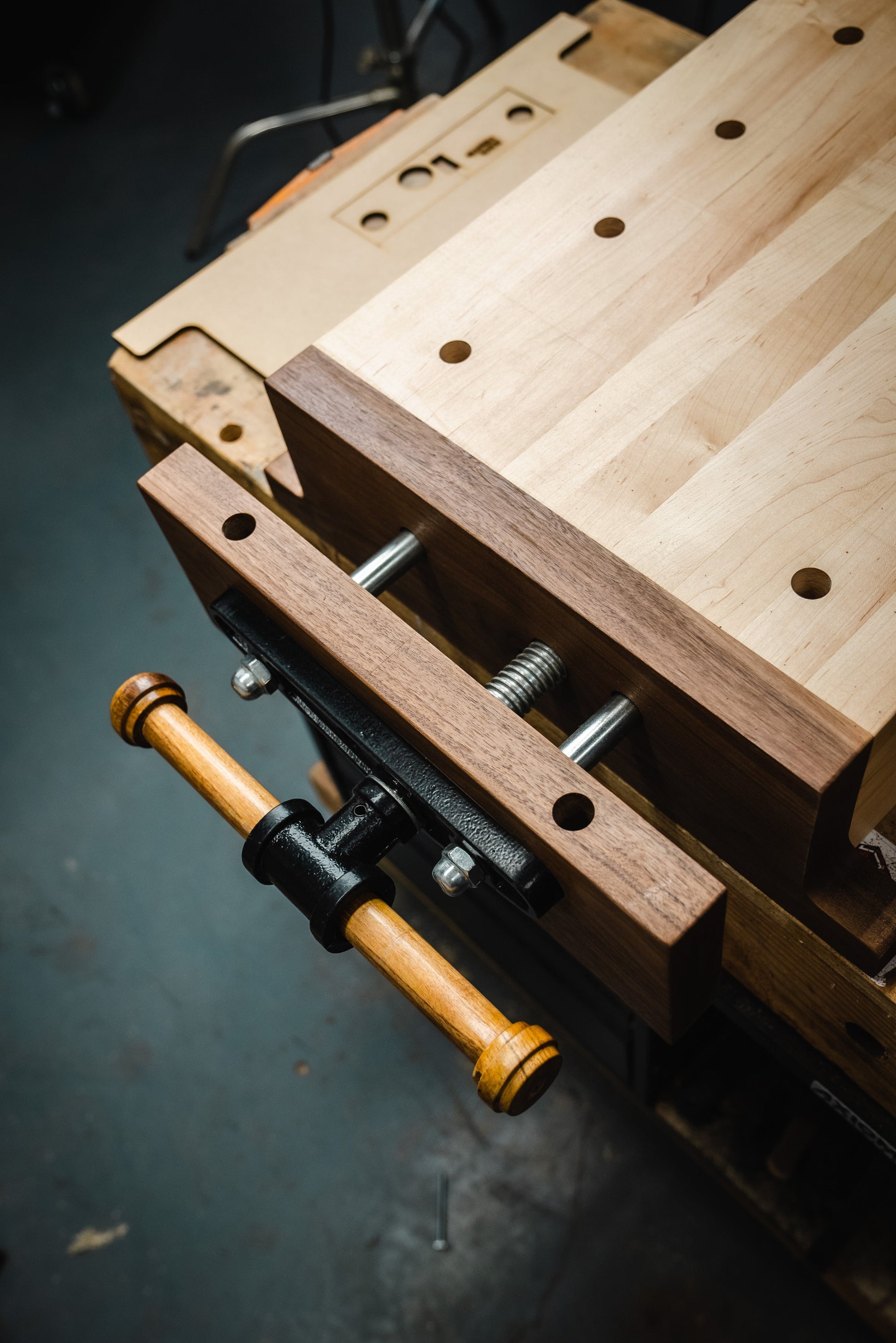 KM Tools - MICRO-WORKBENCH WITH ONE-HANDED VISE BUILD PLANS