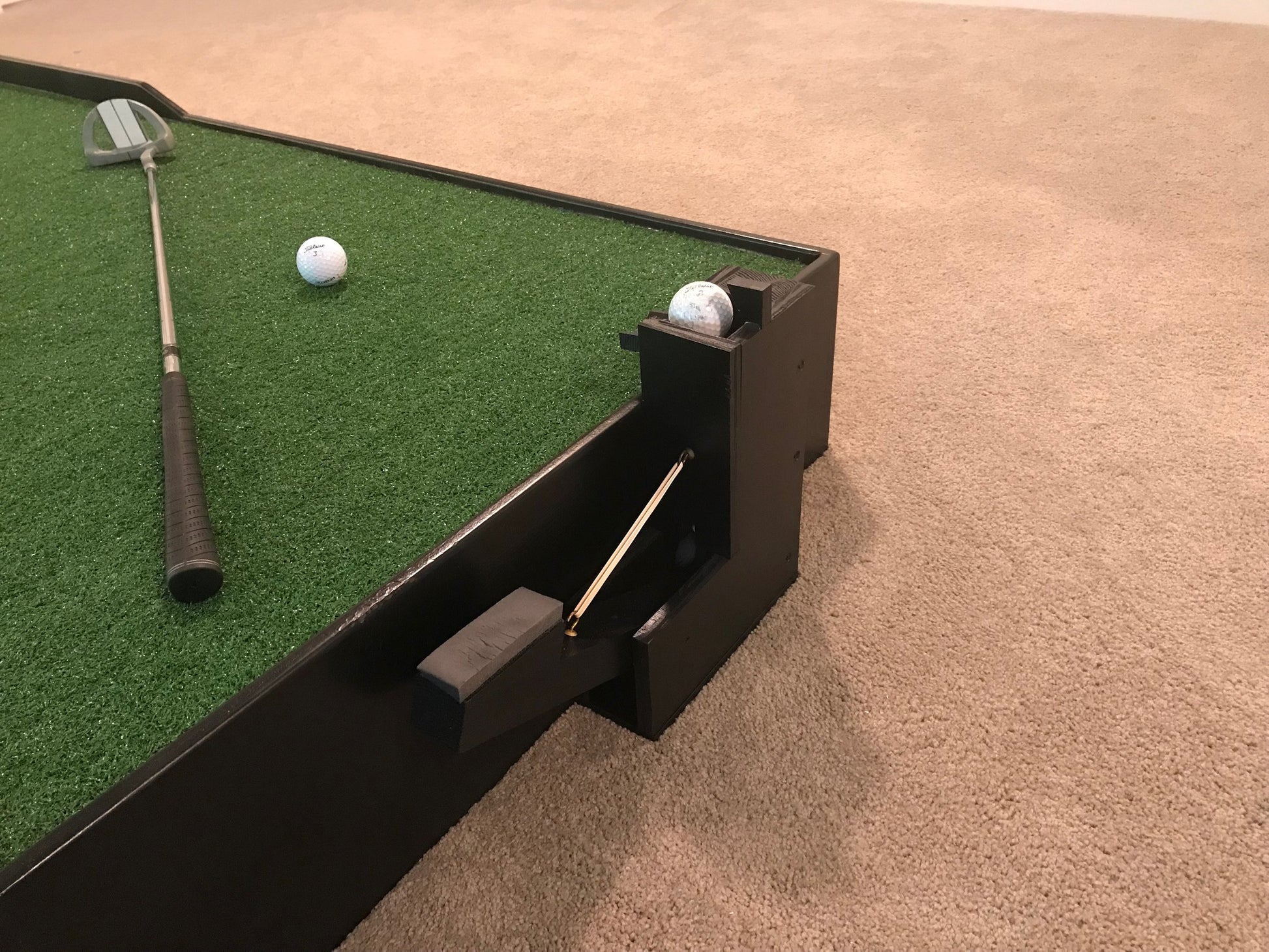 Fisher's Shop - Putting Green & Ball Elevator